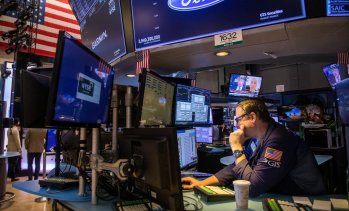 Dow Jones и S&P 500 затварят с рекорди като инвеститорите избягаха от технологичните акции