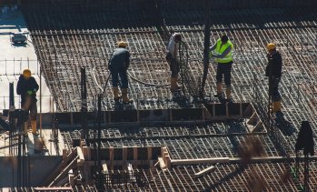 ЕКИП: Вносът на работници задълбочава дефицита на кадри и измества местните служители