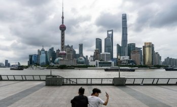 Безпрецедентен спад в инвестициите хвърля сянка върху икономиката на Китай през октомври