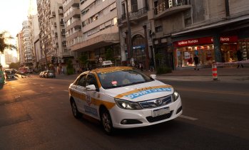 Китай се обръща към електрическите таксита, за да смекчи шока при петролните горива
