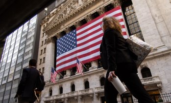 Nasdaq започва юли със спад, инвеститорите разпродават акции на производители на чипове*