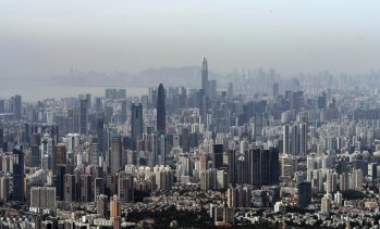 Южнокорейският индекс Kospi се срина с близо 7%, повлечен от производителите на чипове