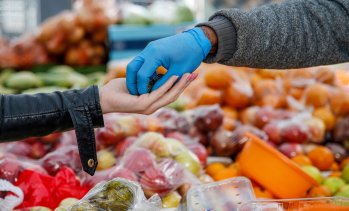 Инфлацията при храните във Великобритания се забавя за шести пореден месец