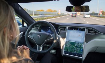 Нидерландия одобри употребата на системата за подпомагане на водача на Tesla