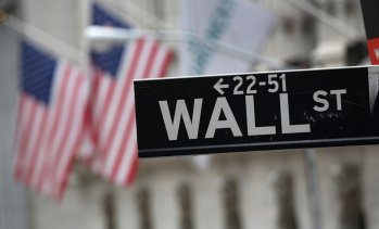 Евтиният петрол натисна акциите на енергийните гиганти на Wall Street, Tesla записа рекорд