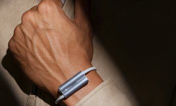 Създателите на Fitbit пускат носимо устройство без екран в помощ на възрастните хора