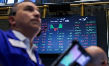 Wall Street затваря с ръстове, но напрегнатата седмица приключи на червена територия