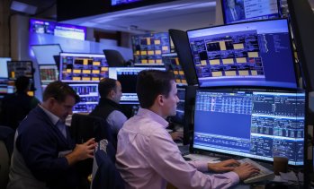 Индексите на Wall Street спадат, след като сортът Брент достигна цена от 100 долара*