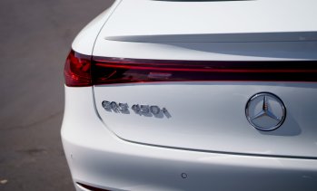 Mercedes изостава още повече от BMW при продажбите на електромобили през 2025 г.