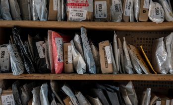 ЕС въвежда временна такса върху малките пратки в битката си с китайските сайтове