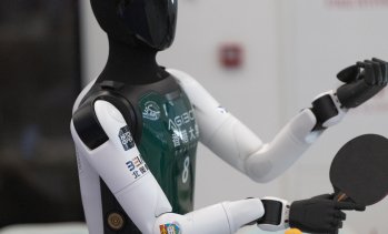 AI излиза от софтуера и започва да решава реални проблеми