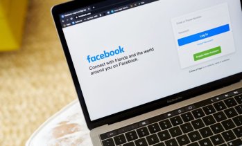 Уеб версията на Facebook се срина