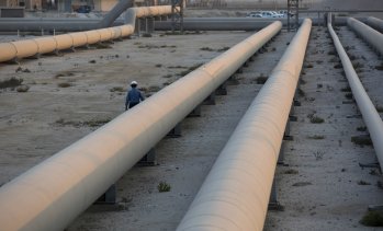 Цената на петрола се насочва към най-дългата си серия от спадове за годината*