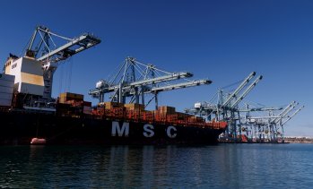 S&P 500 доближава ново рекордно високо ниво*