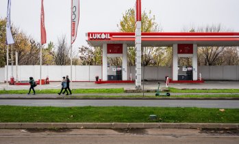 САЩ разрешиха трансакции с бензиностанции на "Лукойл" извън Русия