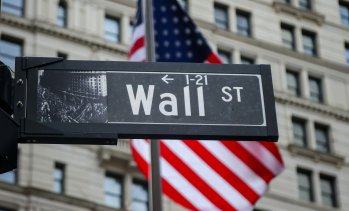 S&P 500 остана почти без промяна под натиска на спада при прозводителите на чипове за памет