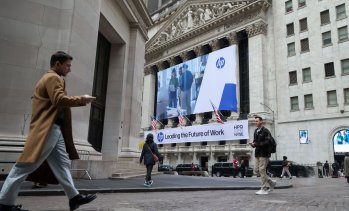 Индексите на Wall Street започват седмицата на червено*