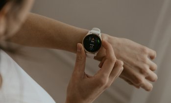 Плащане с часовник: Garmin Pay вече е достъпен за клиентите на УниКредит Булбанк