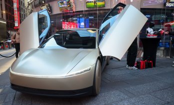 Дебютът на Cybercab на Tesla в Тексас оставя много въпроси без отговор