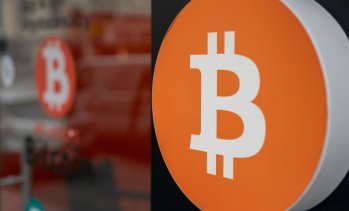 Биткойн се задържа на сравнително стабилно ниво над 77 хил. долара