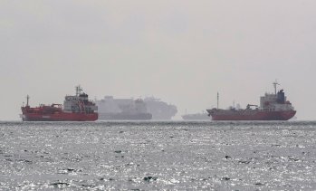 Прекачвания в открити води поддържат потока на петрол през Ормузкия проток