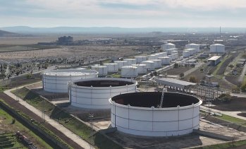 Възможно ли е БЕХ да купи рафинерията на "Лукойл"?