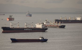 САЩ преследват танкер от "сенчестия флот" с нарисуван за закрила руски флаг