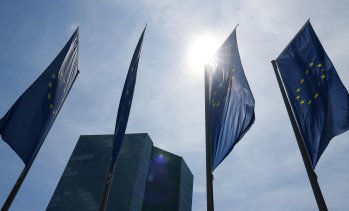 ЕЦБ е в риск от по-дълъг период на по-бавна инфлация заради въглеродните емисии