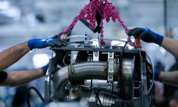 Спад в машиностроенето нанася удар върху опита на Мерц за преструктуриране