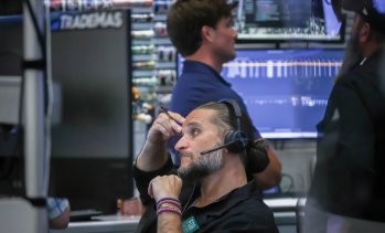 Dow заличи над 370 пункта, но записа пети пореден месец на растеж