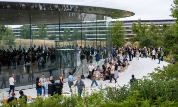 Apple представи първия си сгъваем смартфон