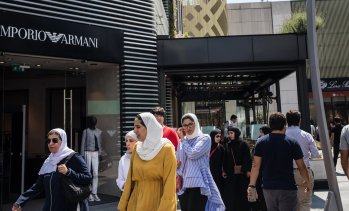 Armani може да раздели обявения за продажба дял от 15% между трима купувачи