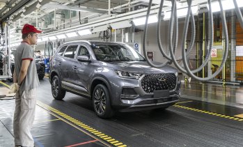 Кризата с горивата в Русия тласка повече купувачи към китайски електромобили