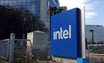 Прогнозата на Intel надмина очакванията, докато AI бумът продължава да стимулира търсенето на чипове