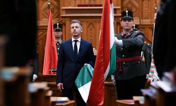 Мадяр положи клетва като премиер на Унгария, знамето на ЕС отново се вее пред парламента
