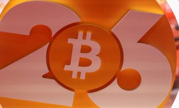 Цената на биткойна падна под 82 хил. долара в синхрон с натиска върху акциите