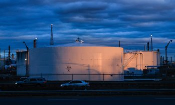 Петролът продължава да поскъпва с фокус върху рисковете около Иран и Венецуела*