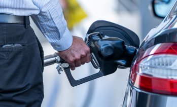 Средната цена на дизела на дребно в ЕС удари нов рекорд от 2,24 евро за литър