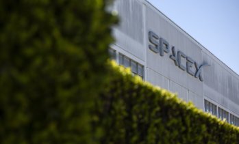 SpaceX може да влезе в конкуренция с мобилните оператори, но фокусът остава върху AI