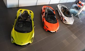 McLaren показва, че автомобилната индустрия във Великобритания все още диша
