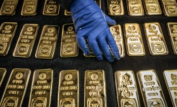 Историята сочи, че златото ще поевтинее още, но дали нови фактори не диктуват посоката?