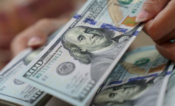 Необичайно високата експозиция към долара в цял свят носи риск от разпродажба