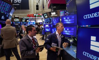 Dow Jones се срива с 500 пункта, цените на петрола се покачват*