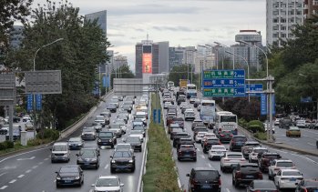 Продажбите на нови автомобили в Китай се свиват за втори пореден месец през ноември