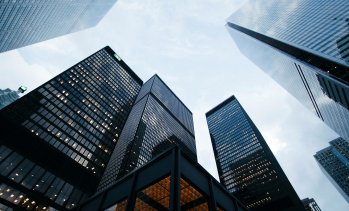 Възходът на акциите и търсенето на „златната среда“ между печалба и сигурност