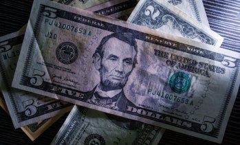 Чуждестранни правителства продават американски дълг, за да подкрепят валутите си