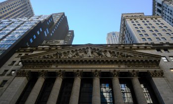 S&P 500 почти не трепва, докато цените на петрола леко се повишават*