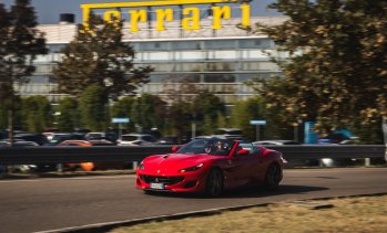 От Ferrari на върха до Tesla под натиск: големият автомобилен завой на 2025 г.