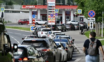 Украйна нанесе рекорден брой удари по руски рафинерии, влошаващи кризата за горива