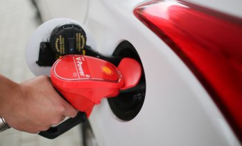 Цената на бензина в Русия за първи път прескочи 100 рубли и Росстат спира да я следи
